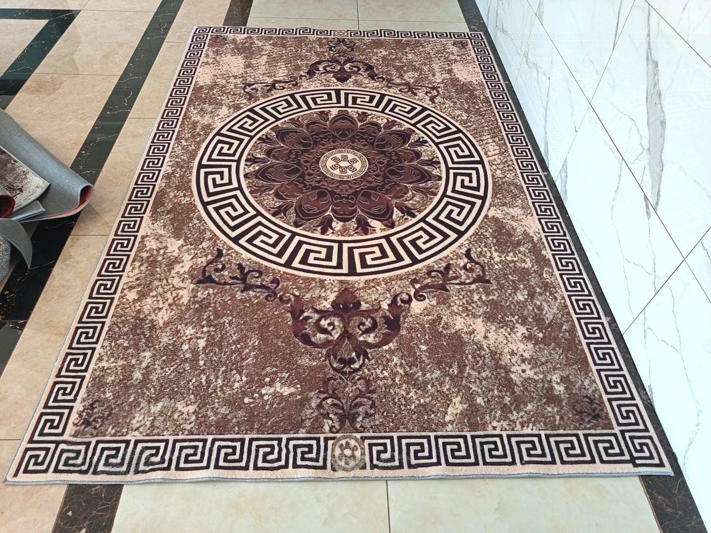 Kashmiri Velvet Persian Rugs: The Pinnacle of Elegance & Comfort - Design 19